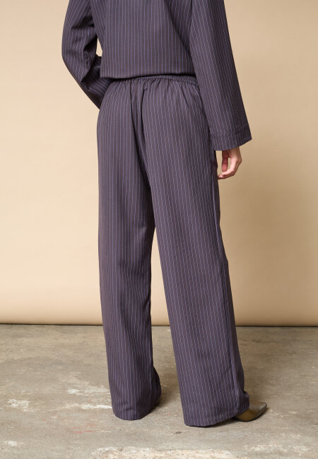 love & divine - love1024-57